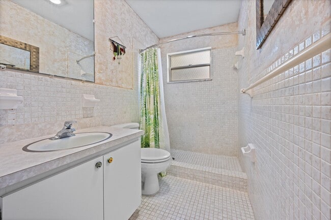 Building Photo - 421 S Lakeside Dr