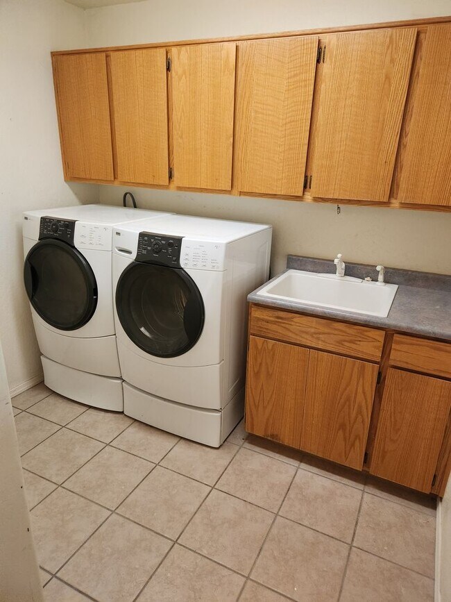 Building Photo - Spacious Country Club Home | 2,900+ Sq Ft | A/C | 3-Car Garage