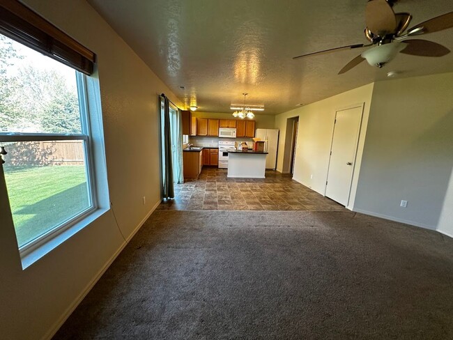 Building Photo - Ready for Move In - Cedar Creek Spacious L...