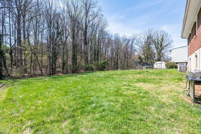 Building Photo - 805 McCausland St