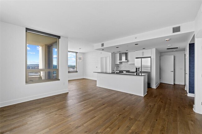 Building Photo - 300 Bowie St