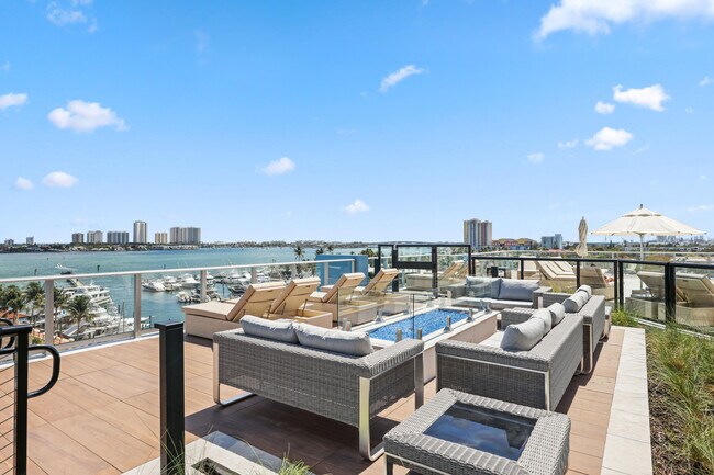 Building Photo - 220 Lake Shore Dr