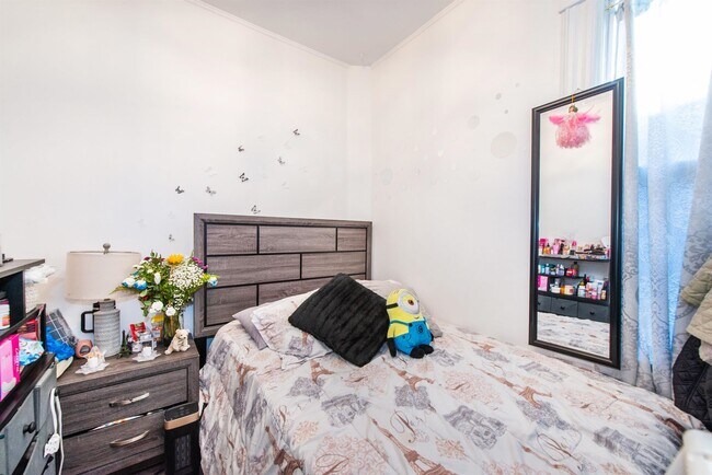 Building Photo - 606 59th St