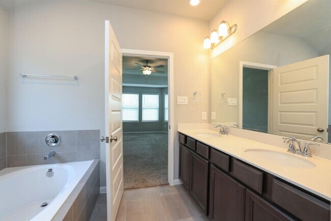 Building Photo - 2127 Cherryvale Dr