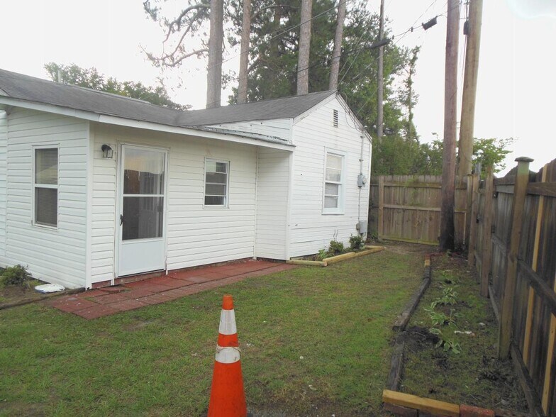 Building Photo - 3602 Rose Dr