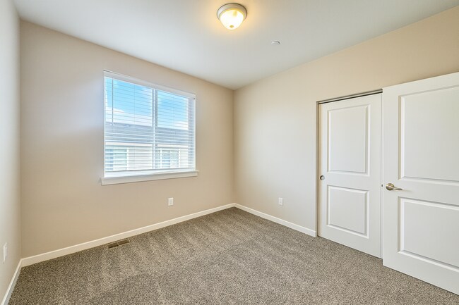 Building Photo - Modern Comfort Meets Convenience