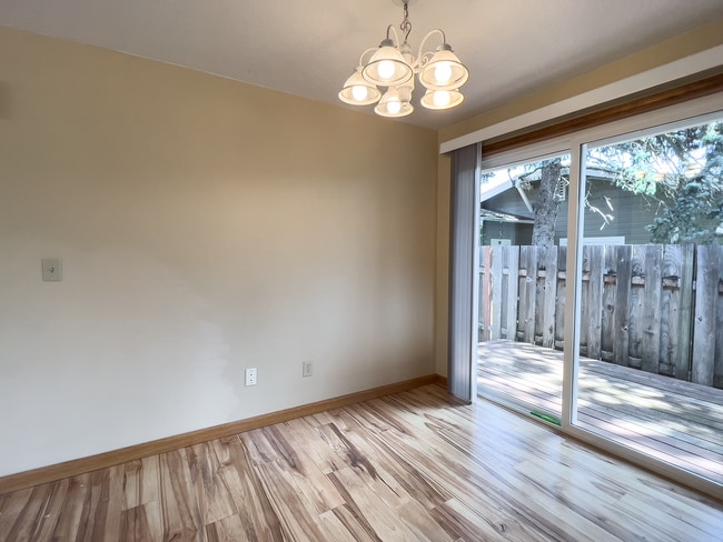 Building Photo - Spacious 3 Bedroom 1 Bath Ranch House  in Milwaukie! Washer and Dryer Included!