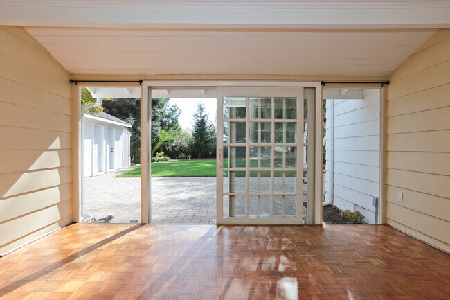 Building Photo - Charming 1 Bed 1 Bath Los Altos Cottage on...
