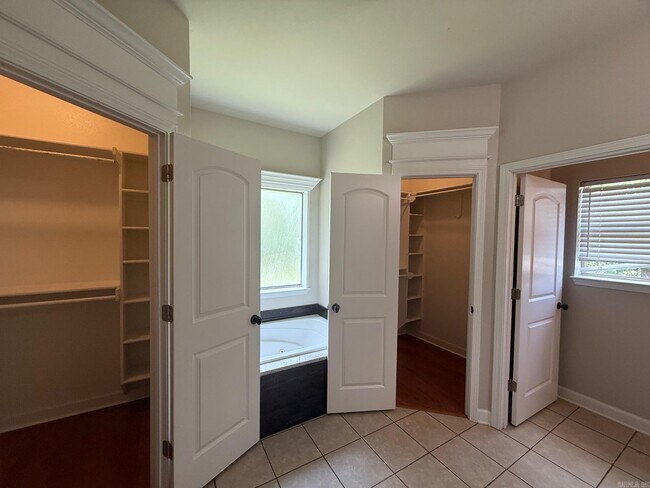 Building Photo - 8705 Wingate Dr