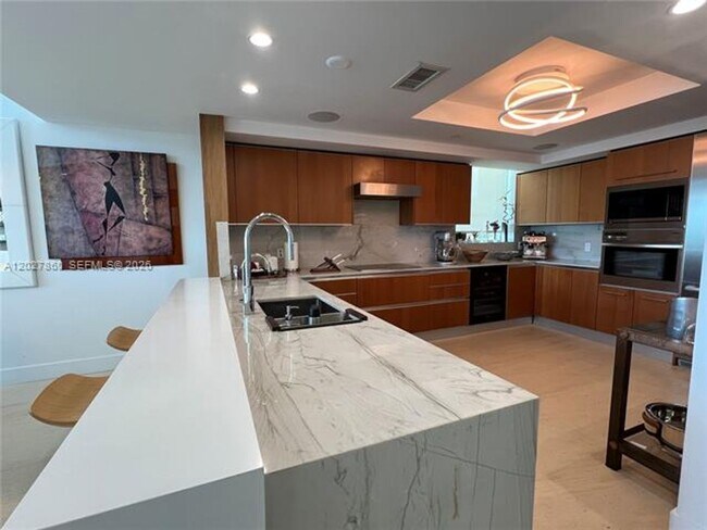 Building Photo - 1331 Brickell Bay Dr