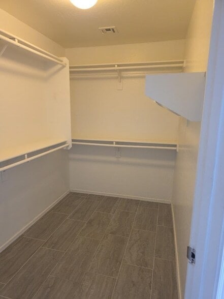 Building Photo - 9927 W Southgate Ave