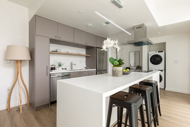 Building Photo - 4575 SANTA MONICA