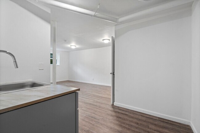 Building Photo - 1709 Golf Club Rd