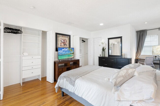 Master bedroom with view of closets - 25 NW 95th St