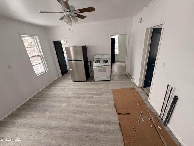 Building Photo - 15 James St