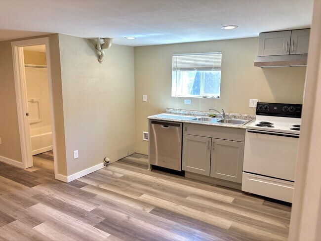 Building Photo - University Park Home with Finished Basemen...
