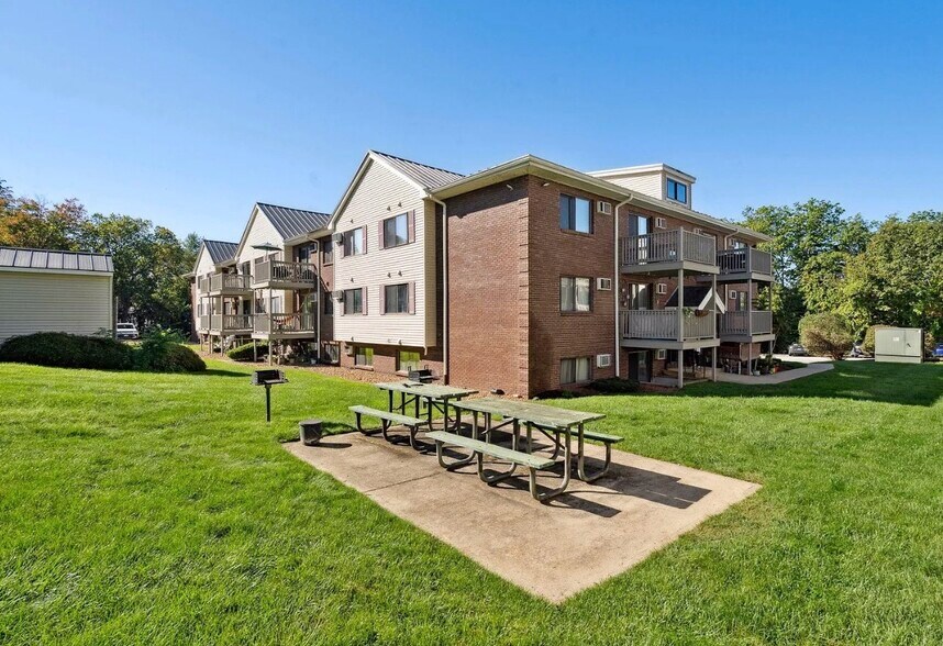 Building Photo - 35 Andrew St