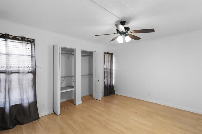 Building Photo - 10167 Twin Lakes Dr