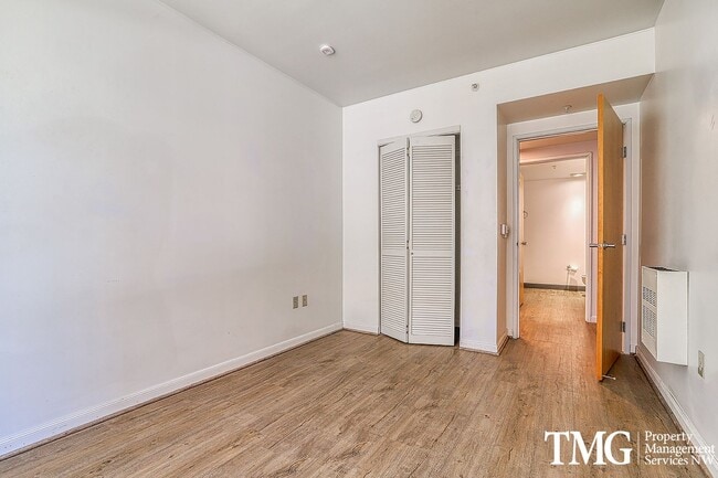 Building Photo - 2 Bed 2 Bath Downtown 3rd Floor Condo Wate...
