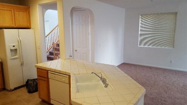 Building Photo - Spacious 4 Bed, 3 Bath Home in Madera – Pe...