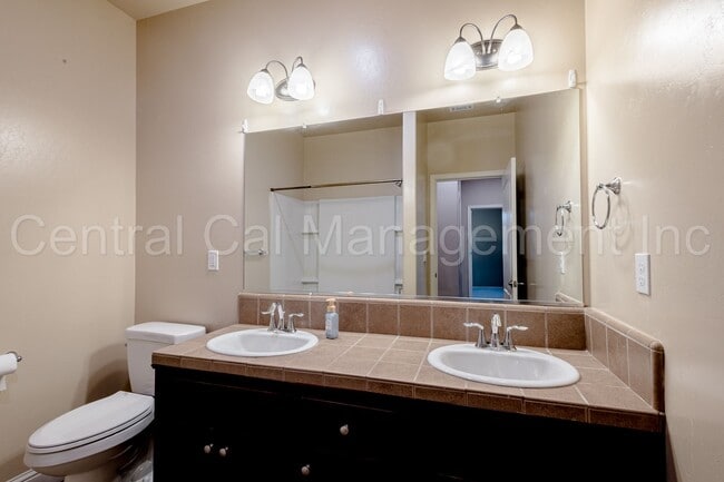 Building Photo - Large 4 Bedroom/2 Bath Home with Solar in Gossamer Grove - $2595 Per Month!