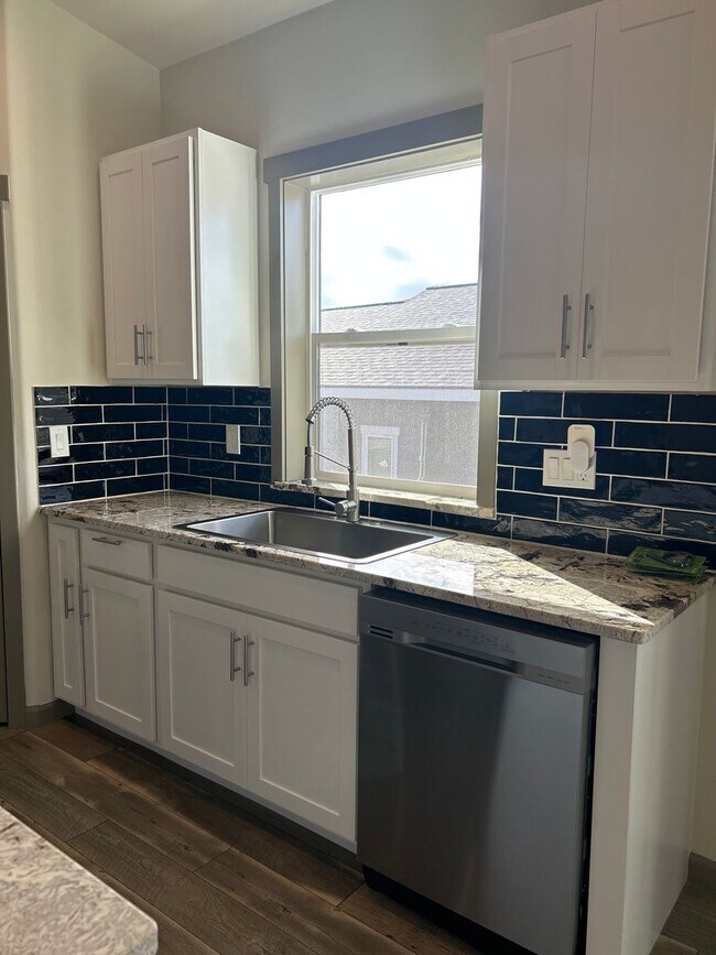 Building Photo - 1062 SE Balsamroot Ln