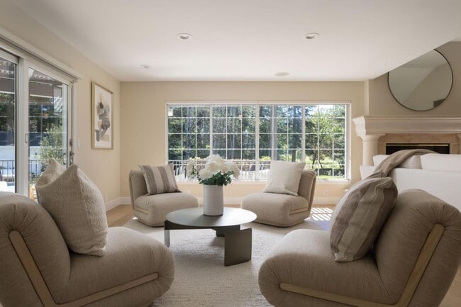 Building Photo - 10 Meadow Ln