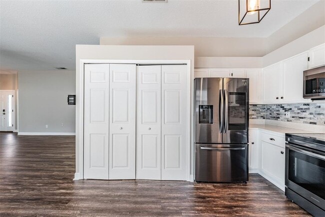 Building Photo - 714 Satin Leaf Ave