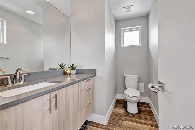 Building Photo - 556 Madison St