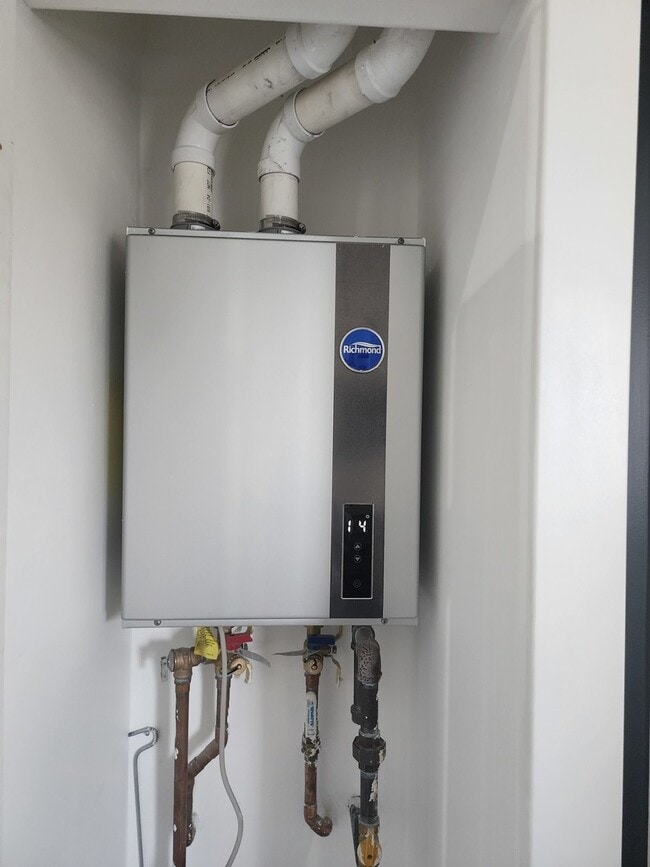 Building Photo - 243 W Swann St