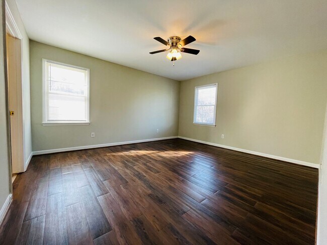 Building Photo - Available Now! North Lincoln Schools - 3 Bedrooms 2 Bath home on quiet street