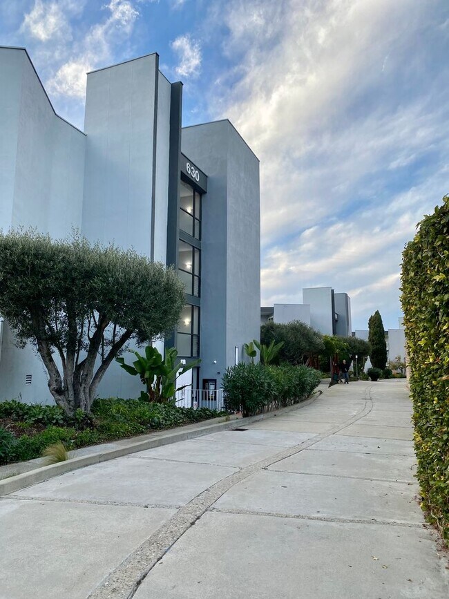Building Photo - Must See!  Won't Last! Spacious 1 bedroom 1 bath condo