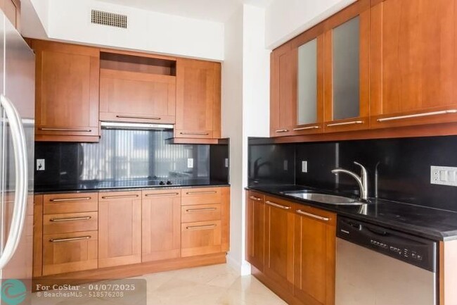 Building Photo - 333 Las Olas Way
