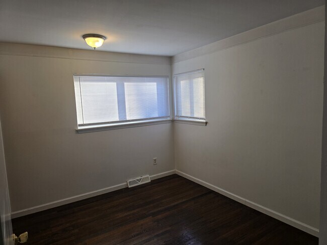 Building Photo - 1111 N Kenwood Ave