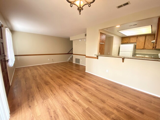 Building Photo - Spacious Townhome in Santee!