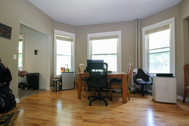 Building Photo - 3200 Aldrich Ave S