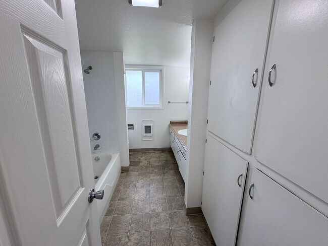 Building Photo - Sh314-316