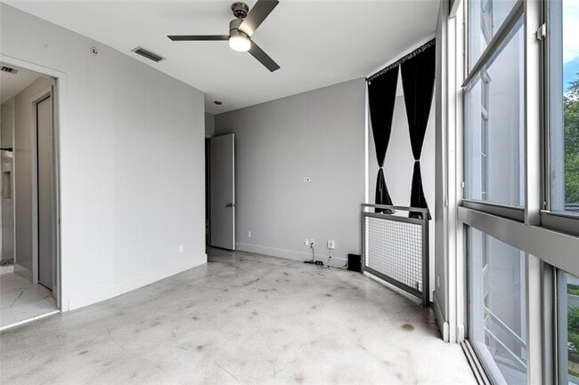 Building Photo - 721 SE 12th Ct