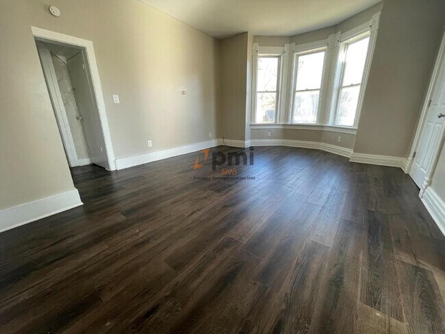 Building Photo - 424 E 10th St