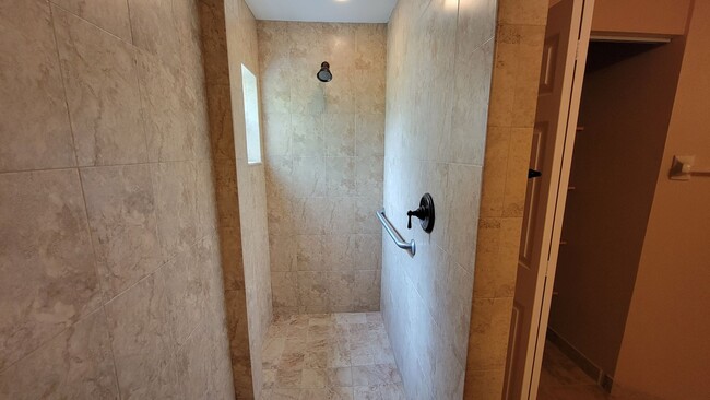 Building Photo - Desirable 2 bed/ 2 bath/1 car Condo in The...