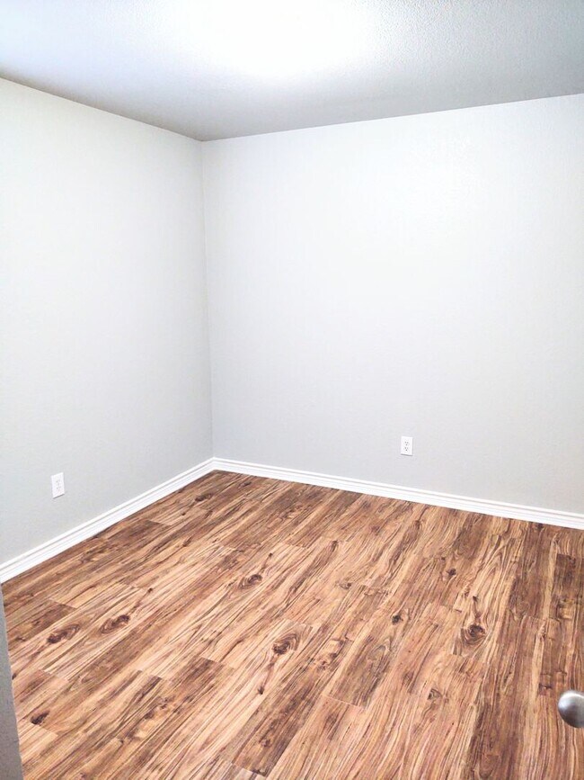 Building Photo - 4 Bed / 2 Bath House in secluded neighborhood with a park and walking trail