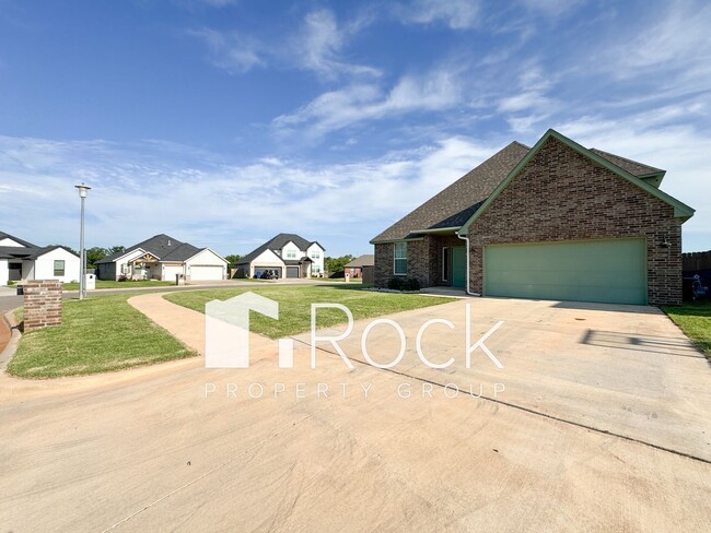 Building Photo - Spacious 3-Bedroom Home with Designer Kitc...