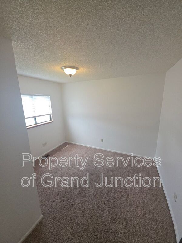Building Photo - 1102 E Carolina Ave