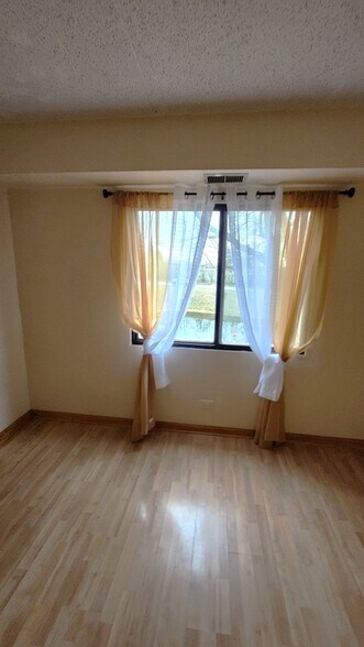 Building Photo - 450 Plum Creek Dr