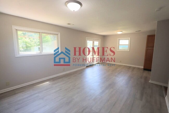Building Photo - Three Bedroom House | Move in Ready | Princeton