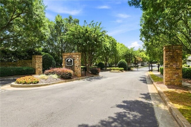 Building Photo - 3204 Village Ln