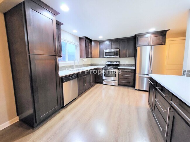 Building Photo - Single Level 3 BD | 2 BA w/ Backyard + Cov...