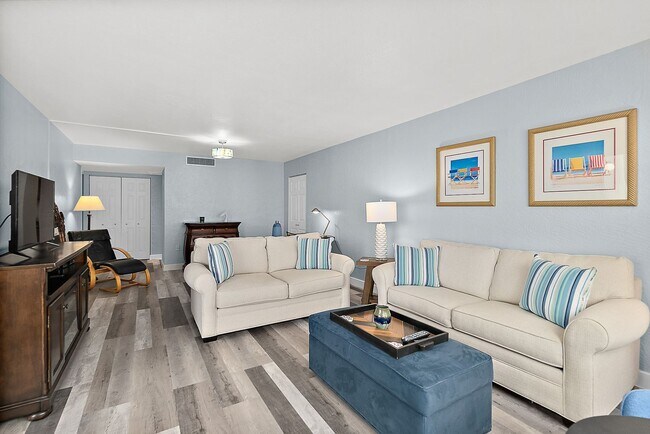 Building Photo - Spacious Oceanfront Condo