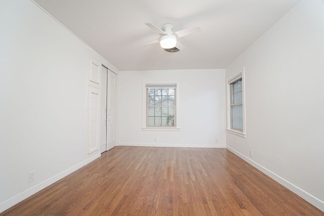 Building Photo - Luxury 4-Bedroom Home with 3,400+ Sq Ft in Prime San Antonio Location