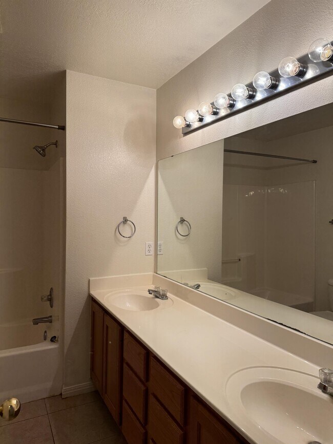 Building Photo - 1621 Rock Hollow Loop